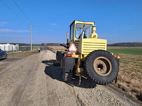 Ruszyły prace związane z profilowaniem dróg gruntowych w powiecie pleszewskim 