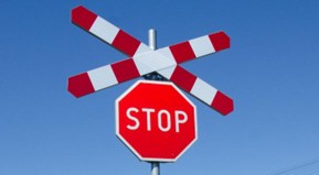 Znak STOP na&nbsp;przejeździe kolejowym w&nbsp;m. Kowalew.